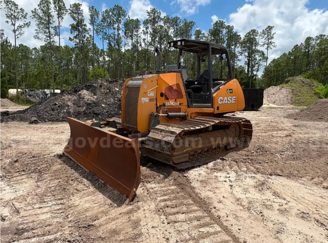 Case #850M-WT, Crawler Dozer, 6-way power angle tilt blade, 28" single-bar grouser, 3,200 hours, 2020 - Image 1