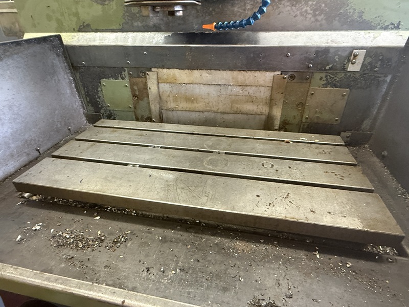 Makino #KE55,  vert mill, 21.6" x21.6" x13.8" travel, 31.5" x14.7" table, 7.5 HP, 1995 - Image 3