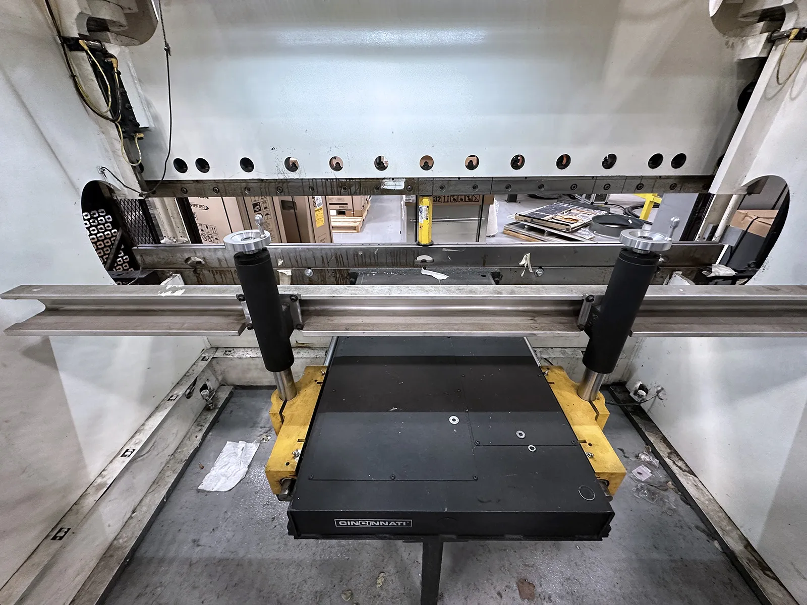 90 Ton, Cincinnati #90PF+6, hydraulic press brake, 8' overall, 72" between housing, 8" stroke, 7" throat, 15" - Image 3