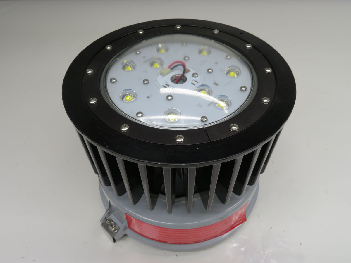 Crouse-Hinds #VMV5L/UNV1, LED Luminaire, 41W, 5000K, 5000 lm, Type V Optics, Integral Sensor - Image 1