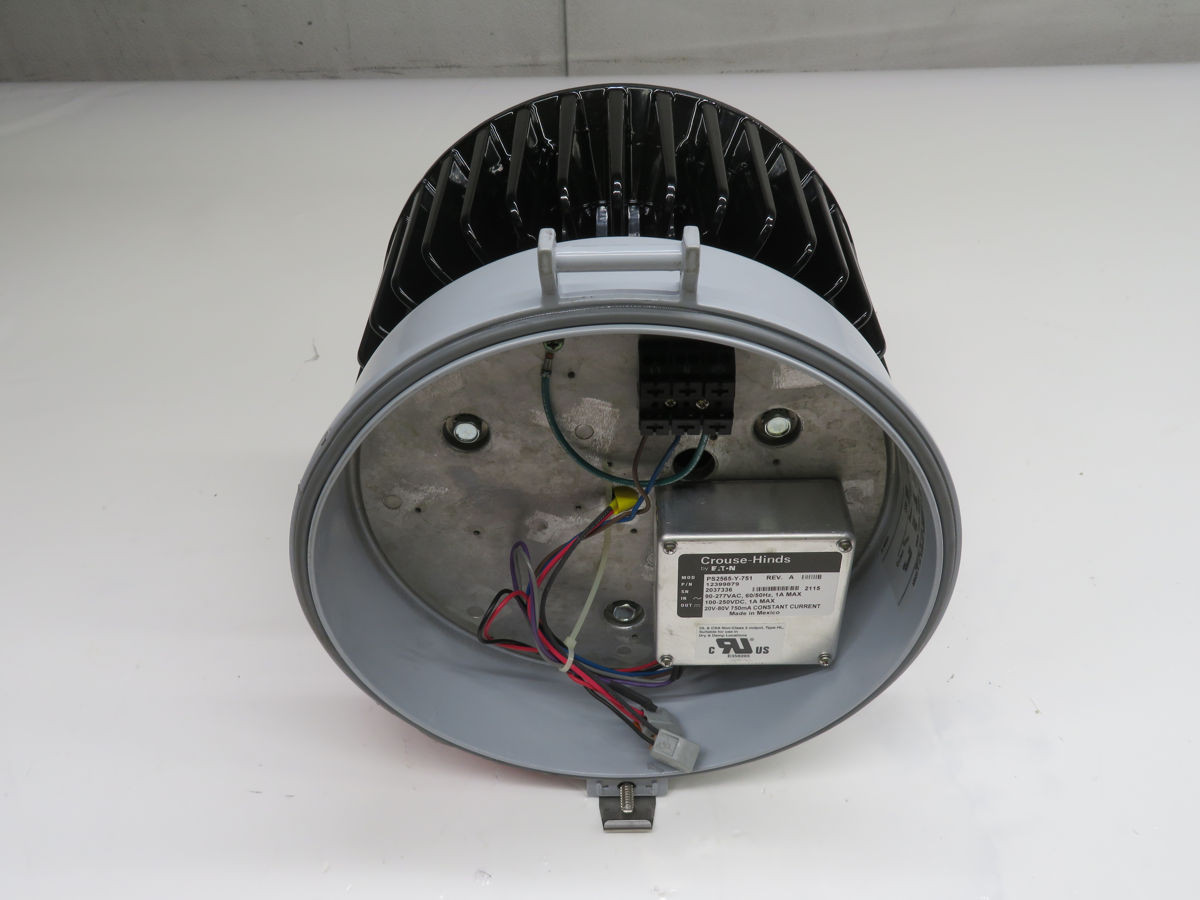 Crouse-Hinds #VMV5L/UNV1, LED Luminaire, 41W, 5000K, 5000 lm, Type V Optics, Integral Sensor - Image 2