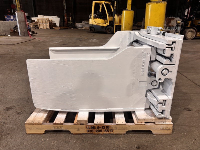 Cascade #50DCFS12A, Class III Bale Clamp Forklift Attachment - Image 3