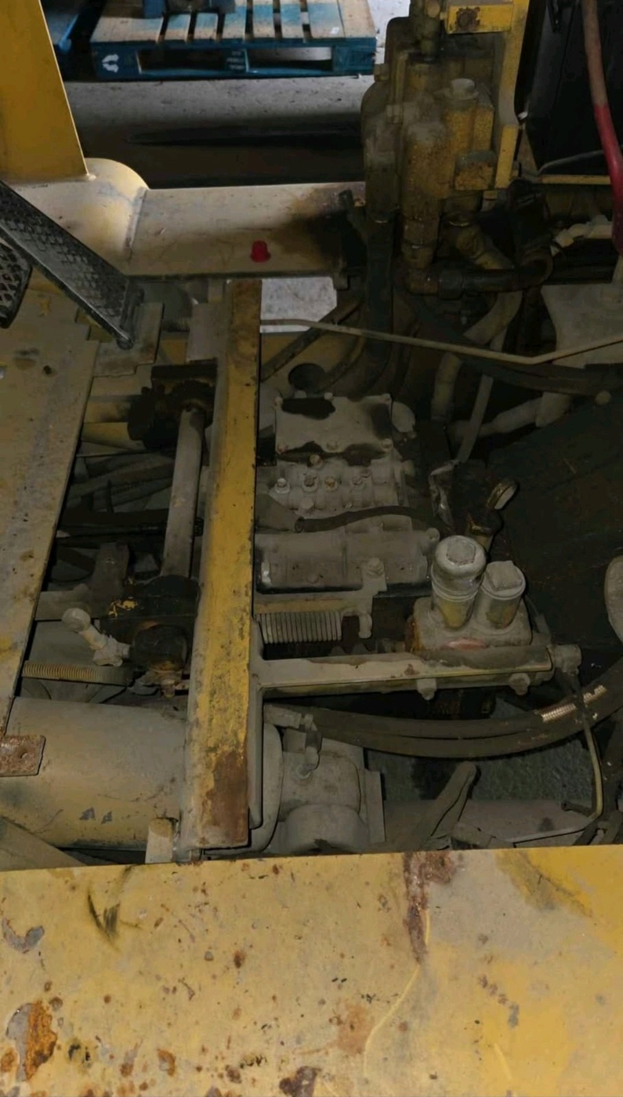 10,000 lb. Caterpillar #T100D, Forklift - Image 2