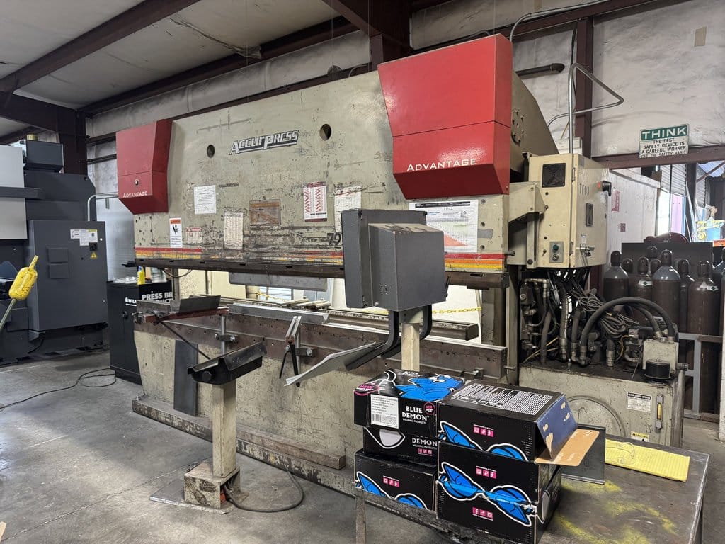 250 Ton, Accurpress #725012 Advantage CNC press brake, 12' overall, 124" between housing, 8" stroke, 20 HP - Image 2