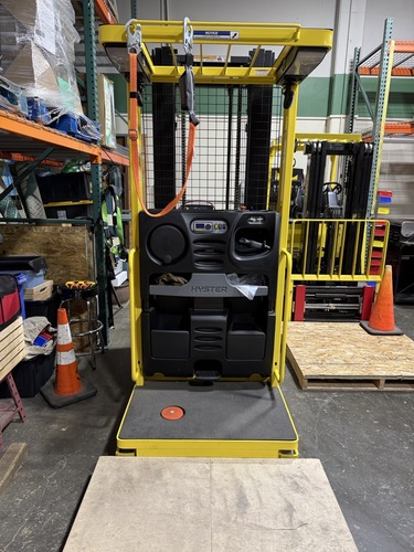 3,000 lb. Hyster #R30XM3, Electric Narrow-aisle Order Picker Forklift, 21-28" fork, 296 hours, 2022 - Image 2