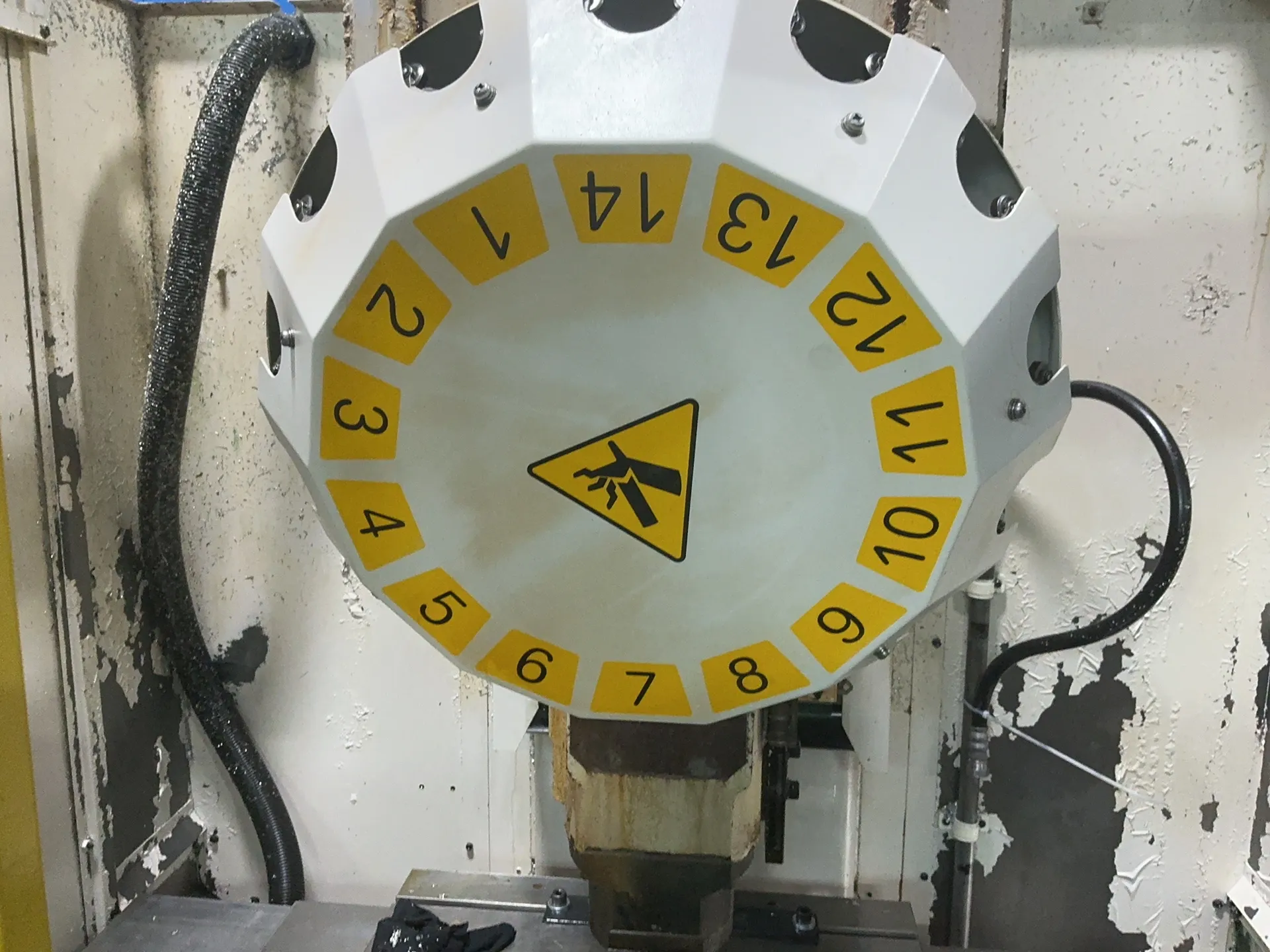 Fanuc #A04B-0078-B101, CNC Drilling and Tapping Center, 15" x 25" capacity, 14 ATC, 2001 - Image 2