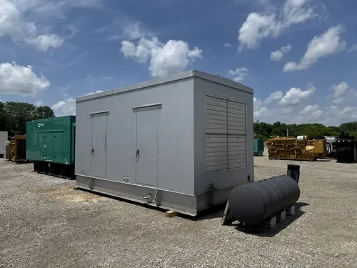 900 KW Caterpillar #3508, diesel generator set, 400 Volts, 3-phase, 638 hours, 1337 HP @ 1800 RPM, sound - Image 2
