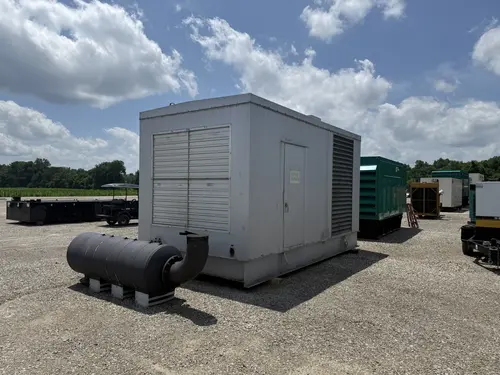 900 KW Caterpillar #3508, diesel generator set, 400 Volts, 3-phase, 638 hours, 1337 HP @ 1800 RPM, sound - Image 4