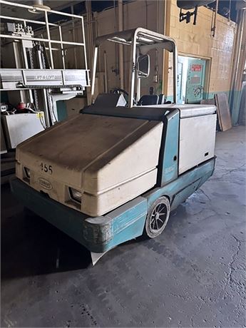Tennant #385, gas power sweeper, 60" sweep path w/ side broom, 14 cu.ft. hopper, LP propane, vacuum filtration - Image 1