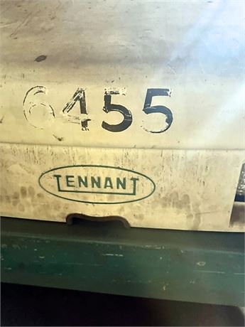 Tennant #385, gas power sweeper, 60" sweep path w/ side broom, 14 cu.ft. hopper, LP propane, vacuum filtration - Image 7