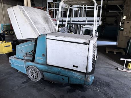 Tennant #385, gas power sweeper, 60" sweep path w/ side broom, 14 cu.ft. hopper, LP propane, vacuum filtration - Image 9