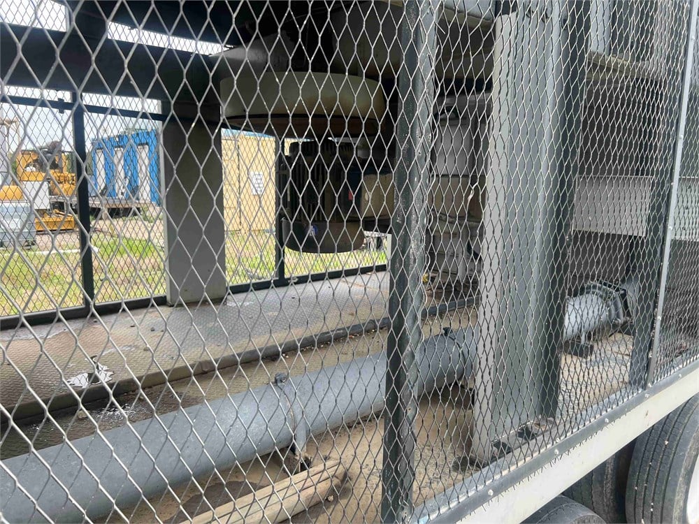 1000 KW Waukesha #VHP-5904-GSI-Modulator, Natural gas generator set, 480 Volts, 3-phase, trailer mounted, 2001 - Image 4