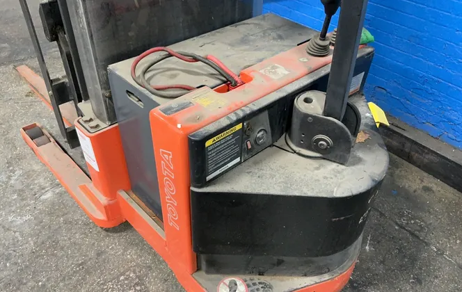 2450 lb. Toyota #6BWR15, Electric Order Picker, 24 VDC, 48" x4" Forks, 180" Lift Height - Image 3