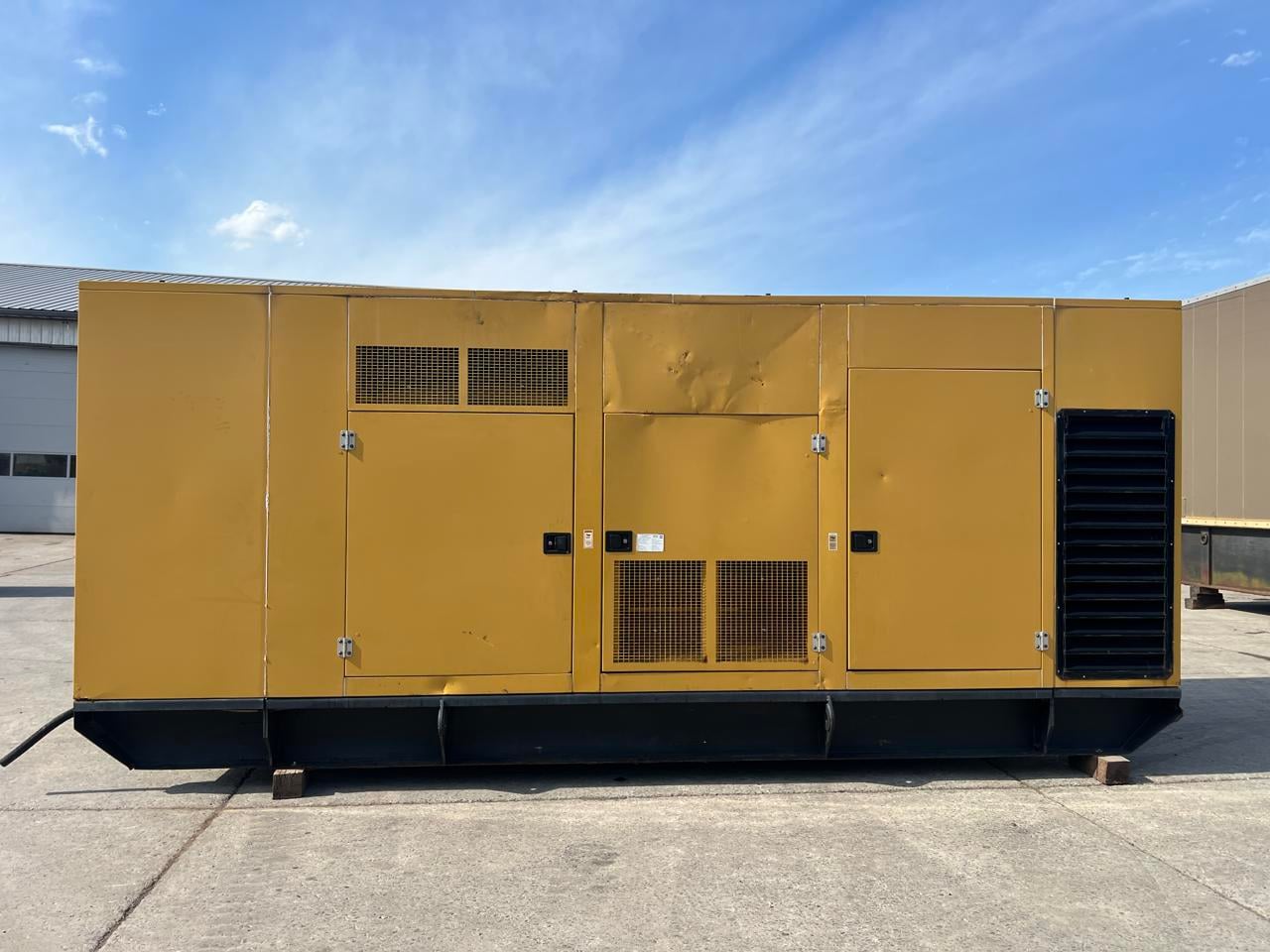 600 KW Caterpillar, Diesel Generator Set, 480 Volts, 1800 RPM, circuit breaker, 1PH/3PH, 256 hours, 2001 - Image 1