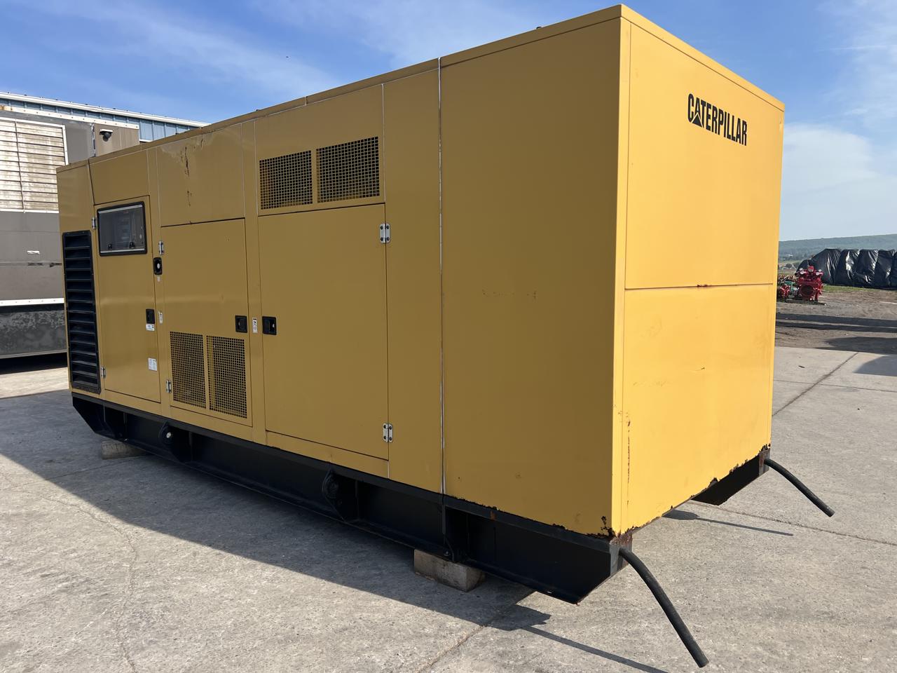 600 KW Caterpillar, Diesel Generator Set, 480 Volts, 1800 RPM, circuit breaker, 1PH/3PH, 256 hours, 2001 - Image 3