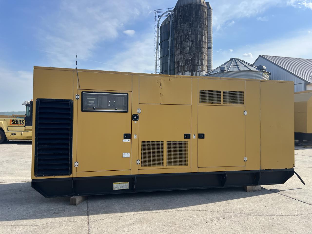 600 KW Caterpillar, Diesel Generator Set, 480 Volts, 1800 RPM, circuit breaker, 1PH/3PH, 256 hours, 2001 - Image 4