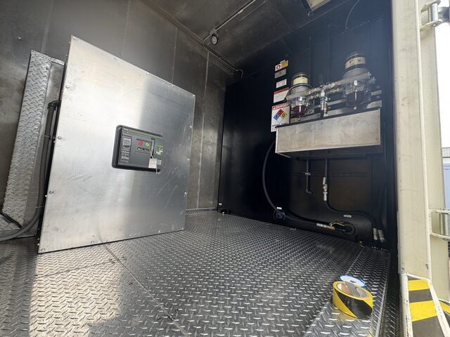 1500 KW Caterpillar #XQ1500, Diesel Power Module, 480 Volt, 1800 RPM, 3200 amp breaker, 1200 gallon double - Image 3