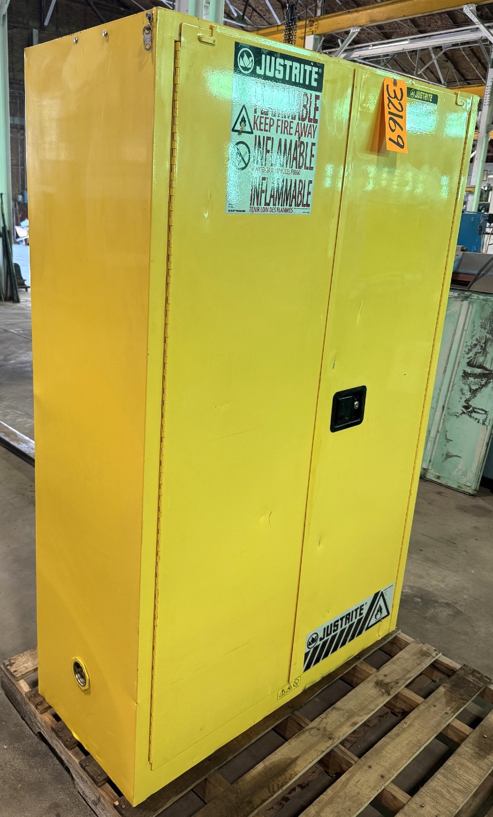 Justrite Flammable Liquid Storage Cabinet 894520, 45 Gallon Capacity - Image 2