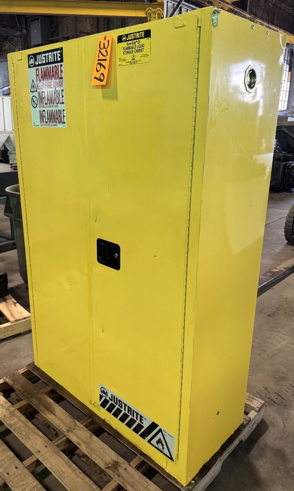 Justrite Flammable Liquid Storage Cabinet 894520, 45 Gallon Capacity - Image 3