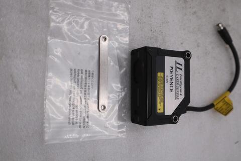 KEYENCE IL-300 New open Box Laser Sensor STK GF405A - Image 2