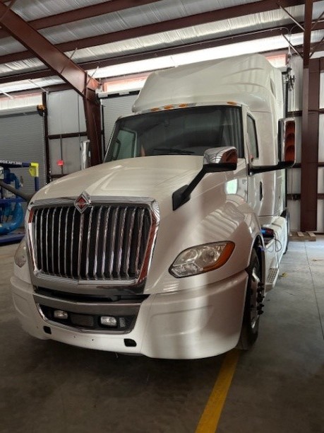 International #LT, T/A Sleeper Truck Tractor, 2018 - Image 2