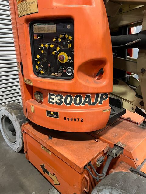 500 lb. JLG #E300AJP, articulating boom lift, 29'5" platform height, tires, 2007 - Image 6