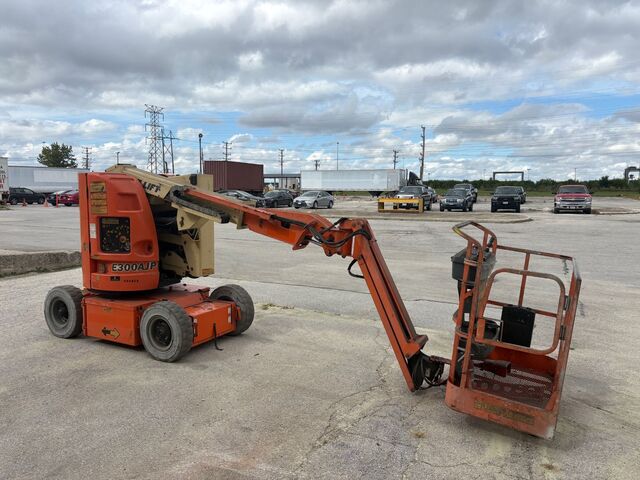 500 lb. JLG #E300AJP, articulating boom lift, 29'5" platform height, tires, 2007 - Image 7