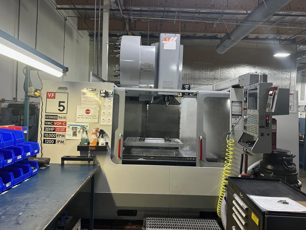 Haas #VF-5, 60" X, 26" Y, 25" Z, 10,000 RPM, 40 automatic tool changer, Cat 40, Haas CNC, 2002 - Image 1