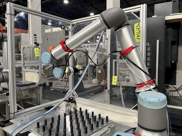 Universal Robots, UR-10e, Cobot with parts loading base/station, 6-Axis, 27.5 lb. payload, 51.2" reach, 2021 - Image 3
