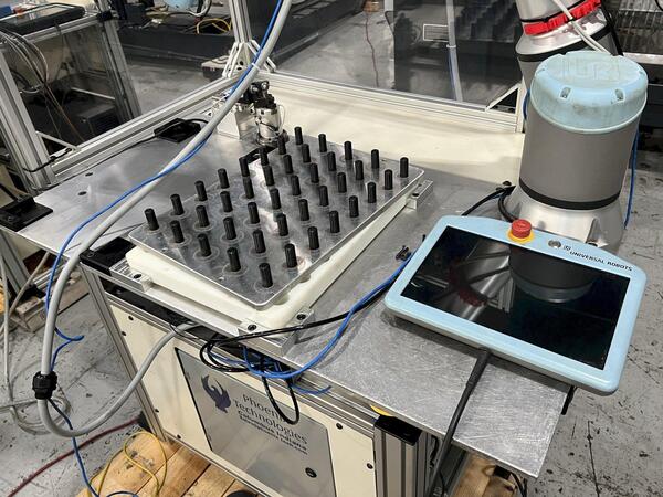 Universal Robots, UR-10e, Cobot with parts loading base/station, 6-Axis, 27.5 lb. payload, 51.2" reach, 2021 - Image 5