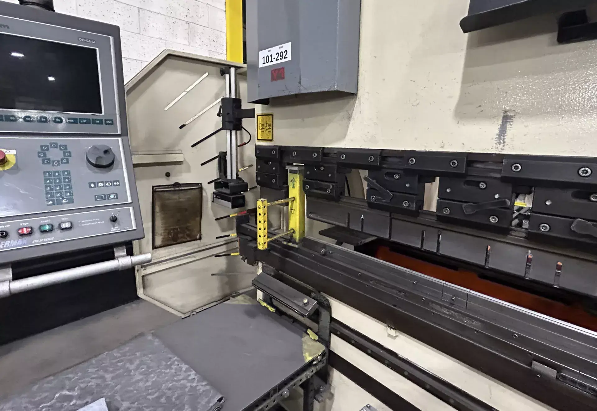 132 Ton, Ermak #CNCAP8X132, CNC hydraulic press brake with 4-Axis CNC back gauge, 8' overall, 82" between - Image 4