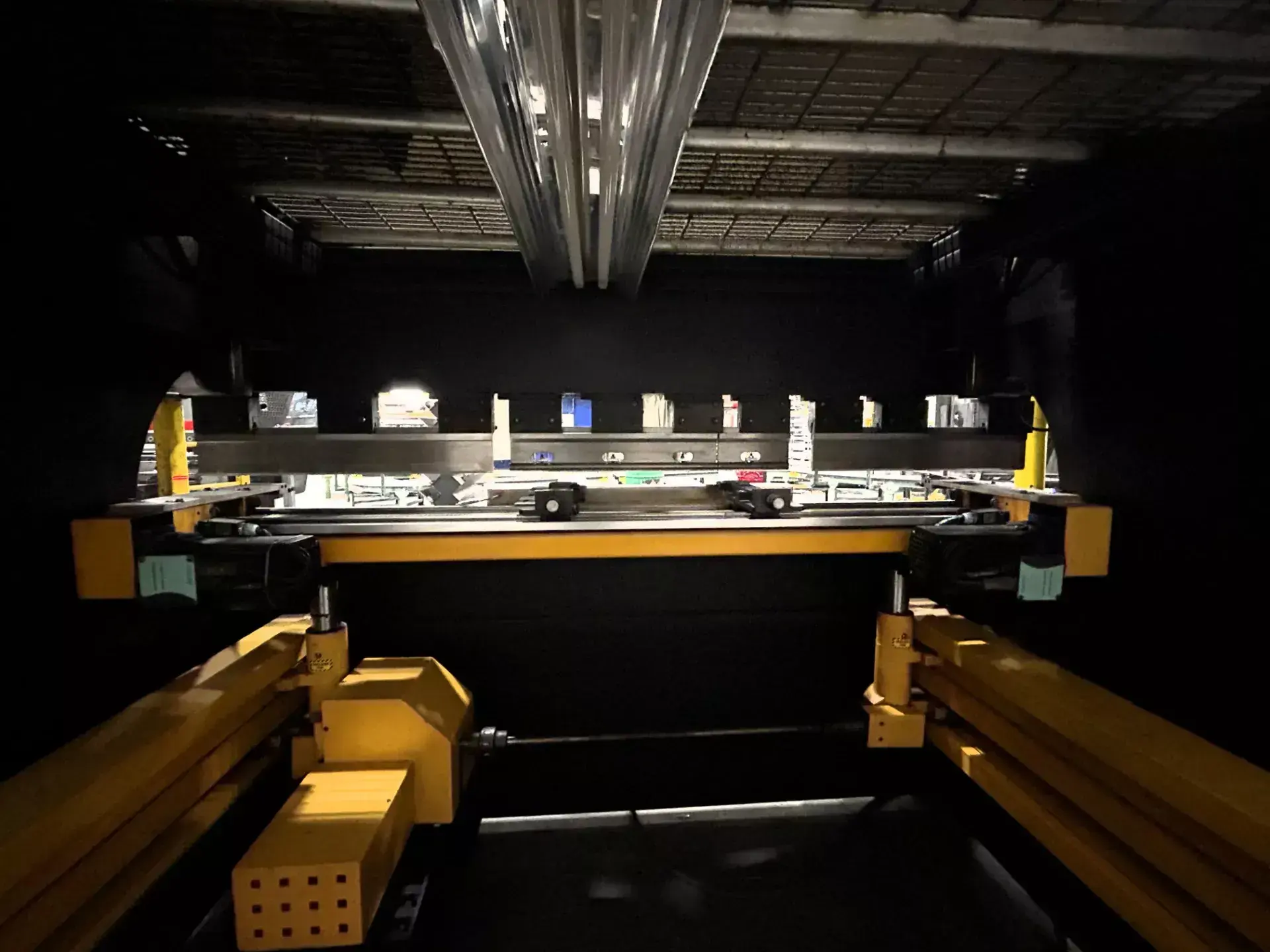 132 Ton, Ermak #CNCAP8X132, CNC hydraulic press brake with 4-Axis CNC back gauge, 8' overall, 82" between - Image 4