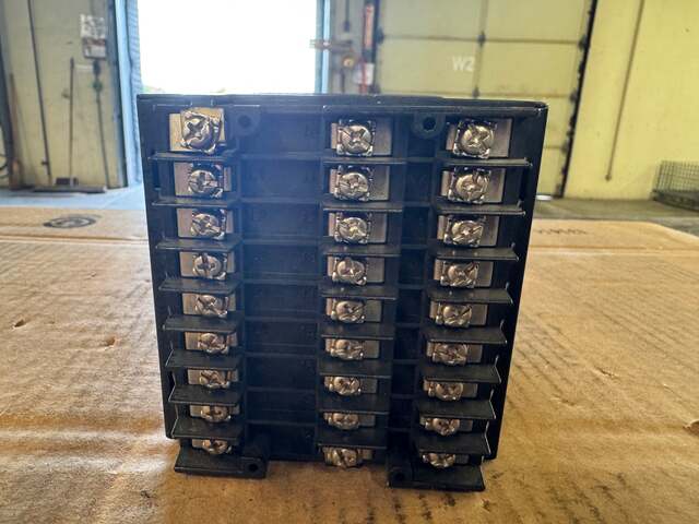 Honeywell DC300K-E-000-20-0000-0 Temperature Controller 90 to 264 VAC Untested Surplus - Image 4