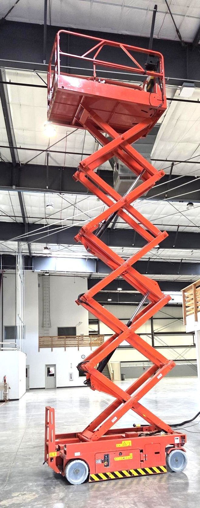 705 lb. LCMG #AS3246, Hydraulic Scissor Lift, 32' max. platform height, 48" platform width, 4.5 HP, 3480 psi - Image 1