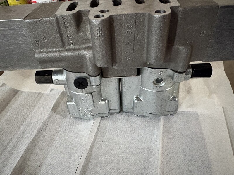 Parker #L5255921153, Pilot Operated 1/2" Pneumatic Control Valve, new surplus - Image 5