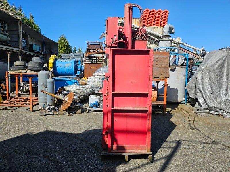Universal Handling Equipment #CTC242436, Vertical Hydraulic Baler - 1 Cu. Yd - 5 HP - 600 Volts, 3PH - - Image 4