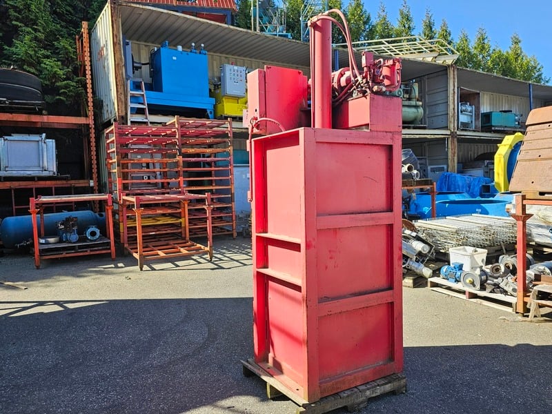 Universal Handling Equipment #CTC242436, Vertical Hydraulic Baler - 1 Cu. Yd - 5 HP - 600 Volts, 3PH - - Image 5
