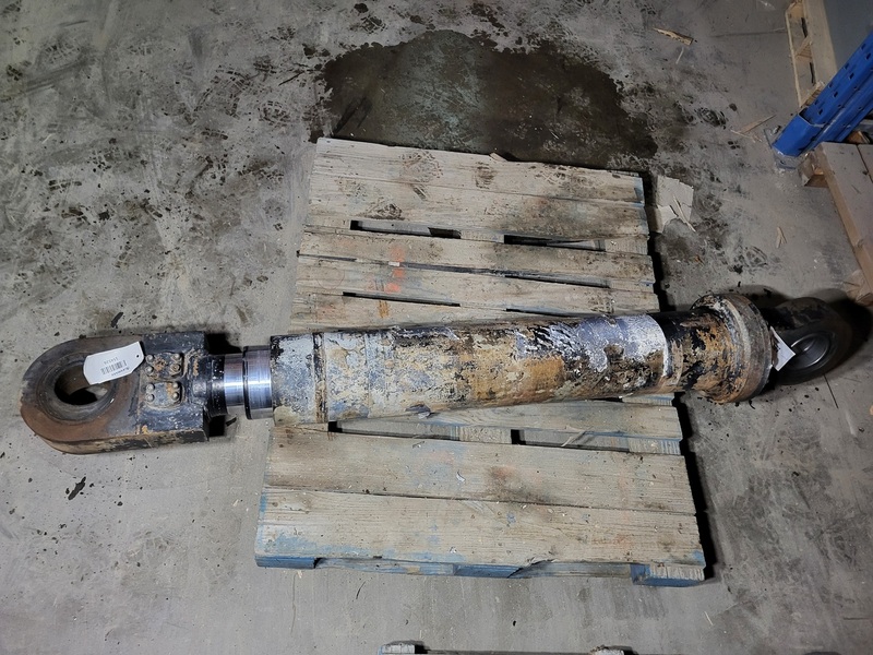 Atlas Copco #5573352700, MT6020 Hydraulic Dump Cylinder - Image 5