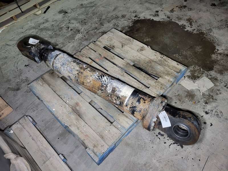 Atlas Copco #5573352700, MT6020 Hydraulic Dump Cylinder - Image 6