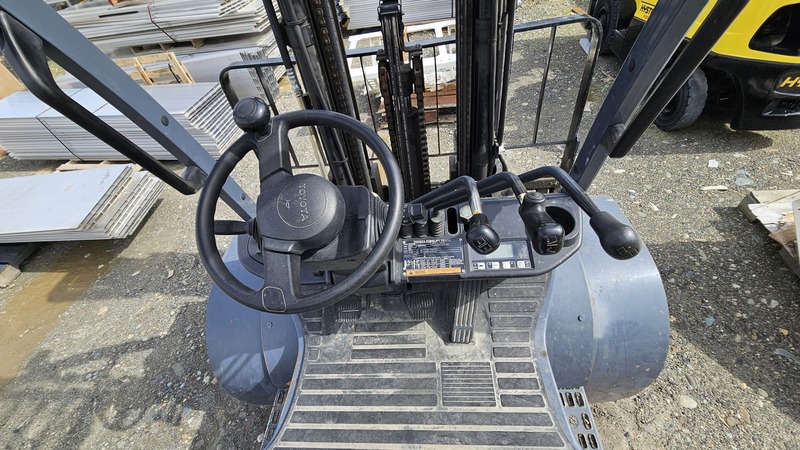 6,500 lb. Toyota #8FGU32, dually forklift, LPG, 187" lift, 3-stage mast, cushion tires, sideshift, 2,746 - Image 10