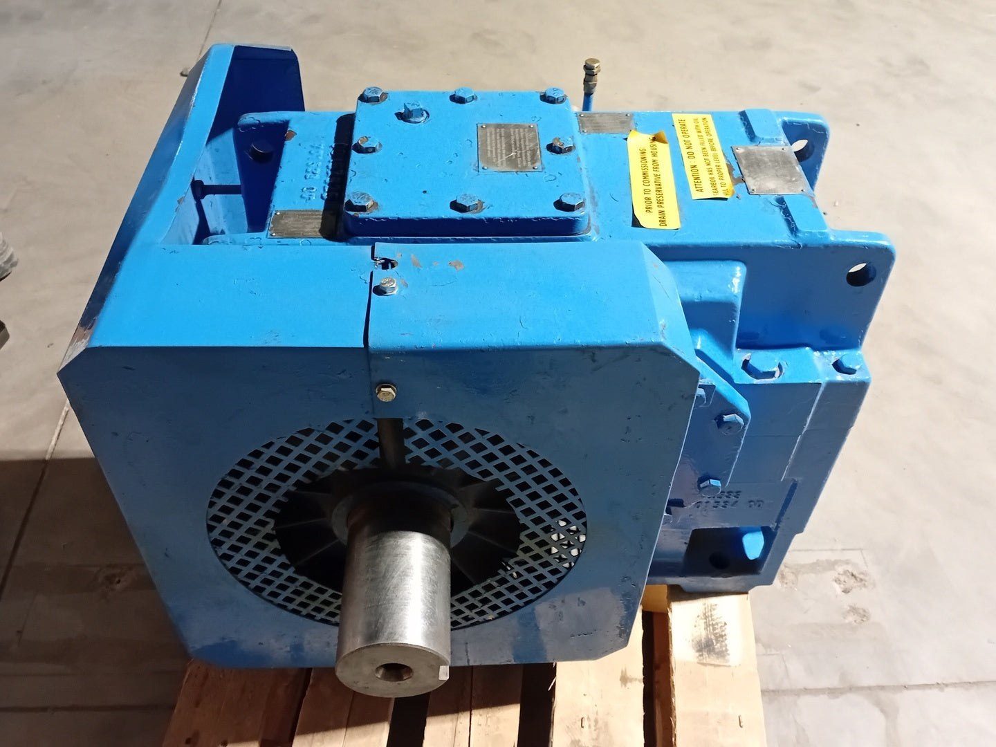 Flender #H1SH05, 300 HP Parallel Shaft Gearbox with Hyest UA36-304 Motor, new surplus - Image 1