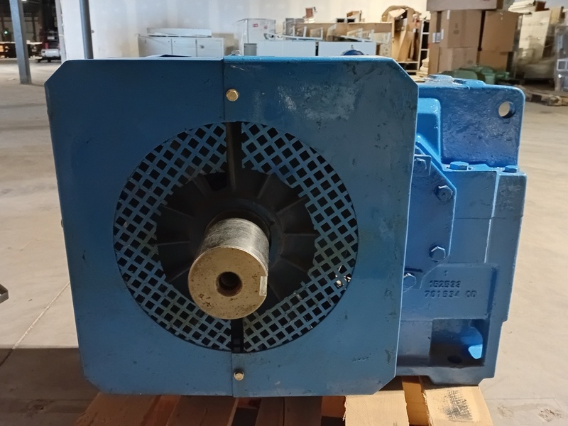 Flender #H1SH05, 300 HP Parallel Shaft Gearbox with Hyest UA36-304 Motor, new surplus - Image 9