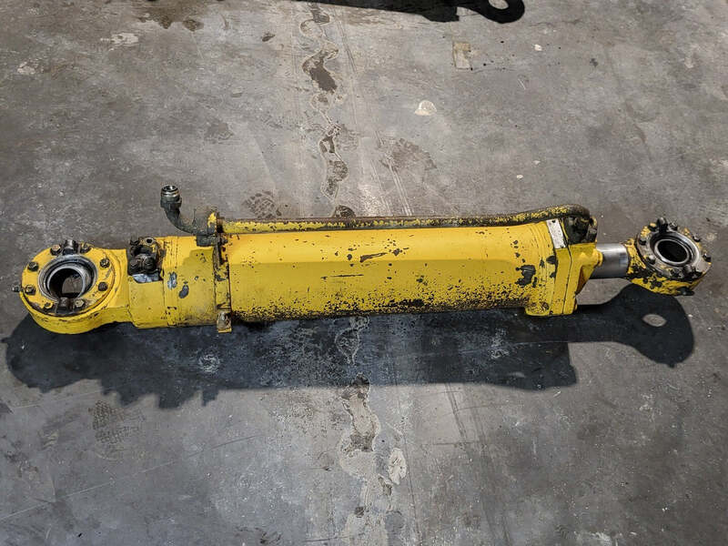 Komatsu EH5933 Parts: Hydraulic Cylinder (2 available) - Image 1