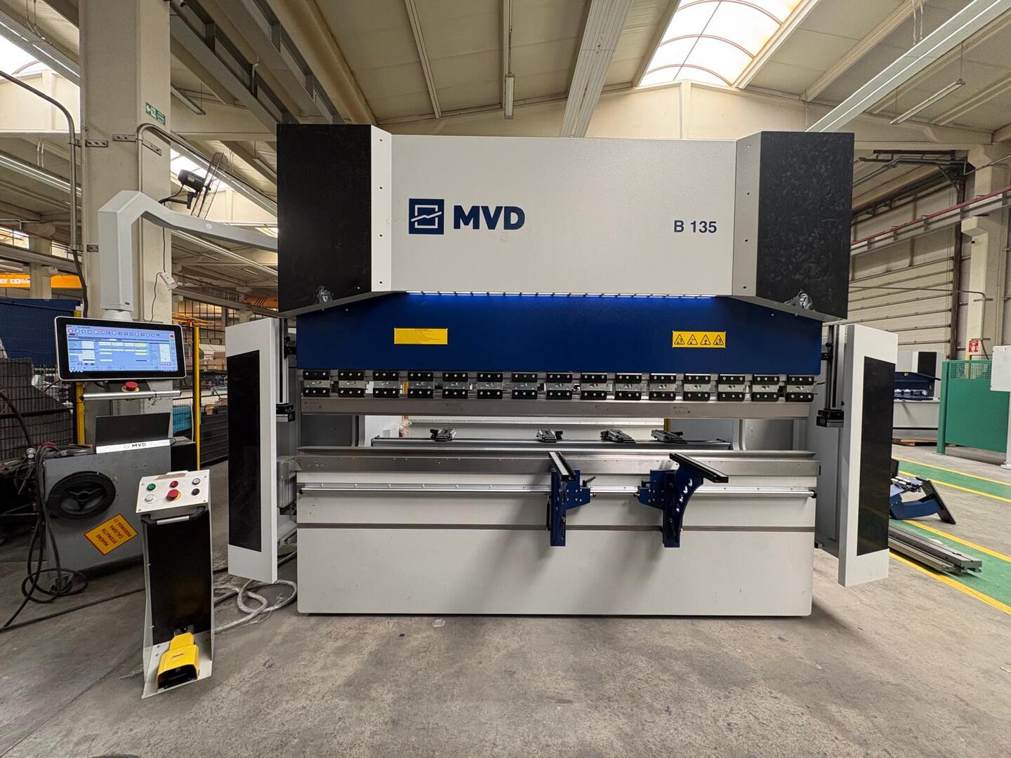 135 Ton, MVD #B135-3100, CNC Hydraulic Press Brake, 122" bed length, 10.2" stroke, 1.1' throat, Delem DA-66S - Image 1