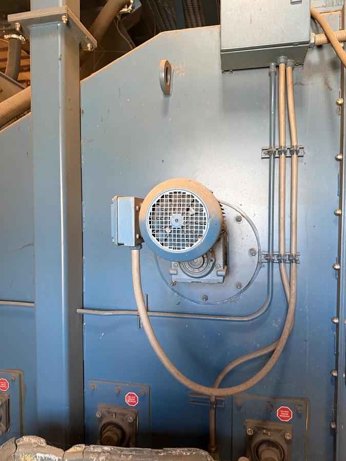 Blastec, Plate Conveyor Shot Blasting System, 120" plate width, (4) 40 HP blast wheels, 50' powered roller - Image 6