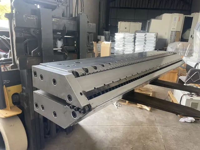 62" EDI #UH40, R-Bar sheet extrusion die, 7" multiflow manifold, .020" to .050" lip opening, approx. 27.5 - Image 7