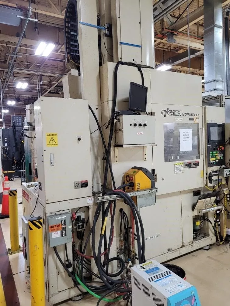 110 Ton, 3.59 oz., Niigata #MDVP110X, vertical injection molding machine, 18.11" x 18.11" max mold, 2008 - Image 3