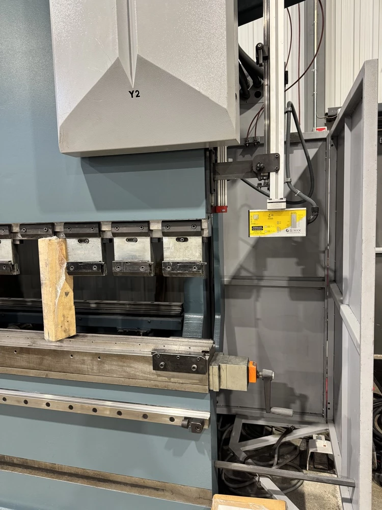 320 Ton, Durma #AD-R-40320, CNC hydraulic press brake, 13.2' overall, 141.73" between housing, Cybelec - Image 3