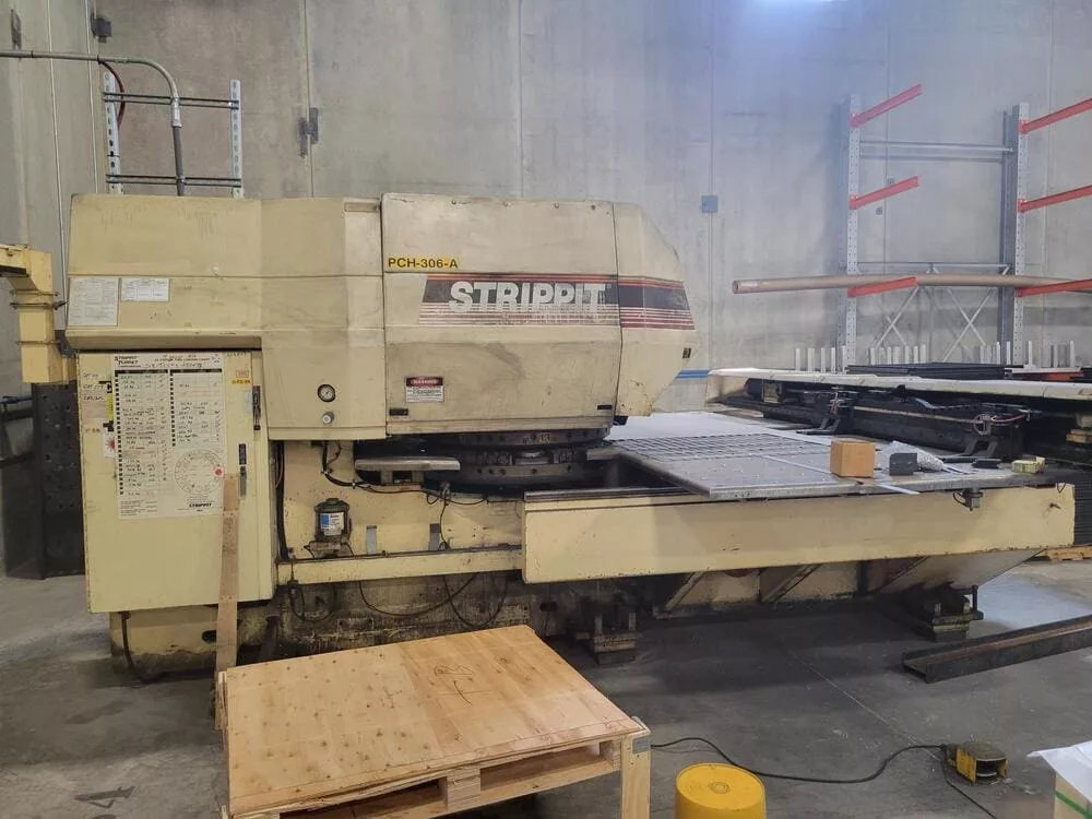 33 Ton, Lvd Strippit #1250H/20, CNC Turret Punch, 42 Stations, 60.5" x 160" Sheet, Fanuc O-P, 1992 - Image 1