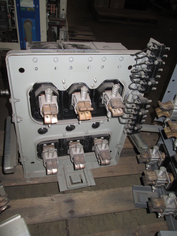 600 Amps, General Electric, AK-1-25-9, electrically operated, drawout - Image 6